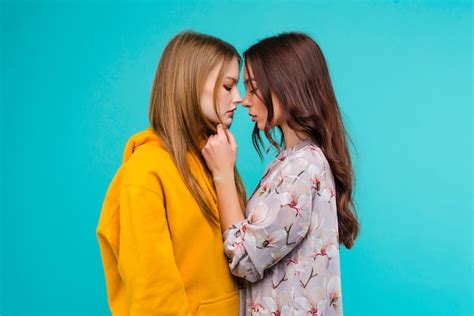 lesbianas sin ropa|Hermosas Novias Jóvenes Lesbianas Besándose Entre Sí